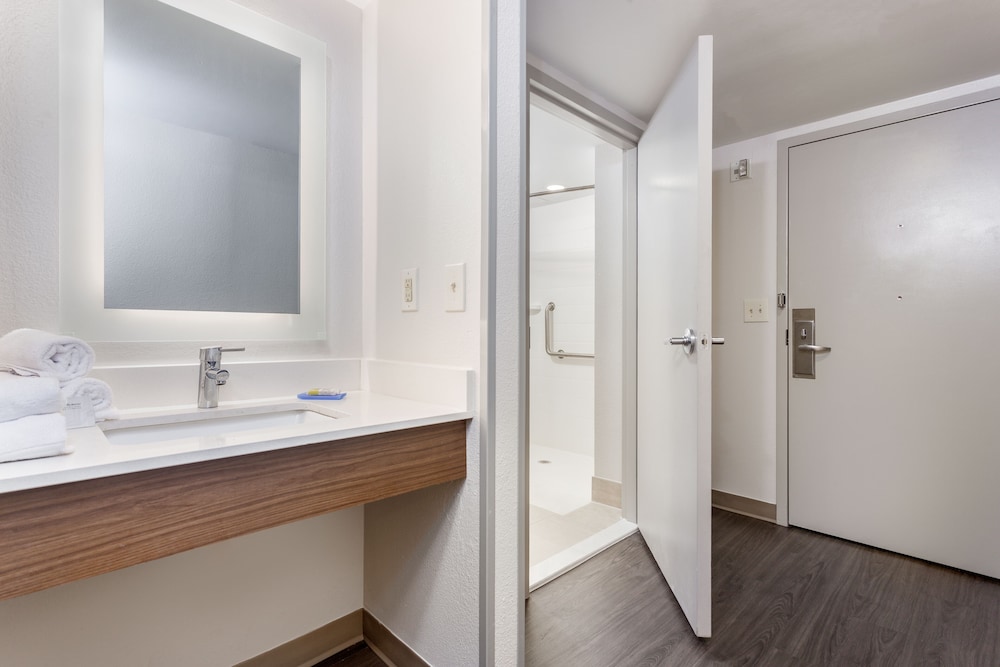 Room, 1 Queen Bed, Accessible (Communications Accessible) - Photo 8