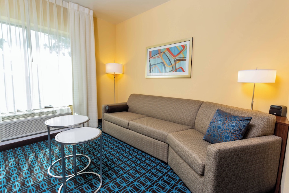 Suite, 1 King Bed with Sofa bed photo 3