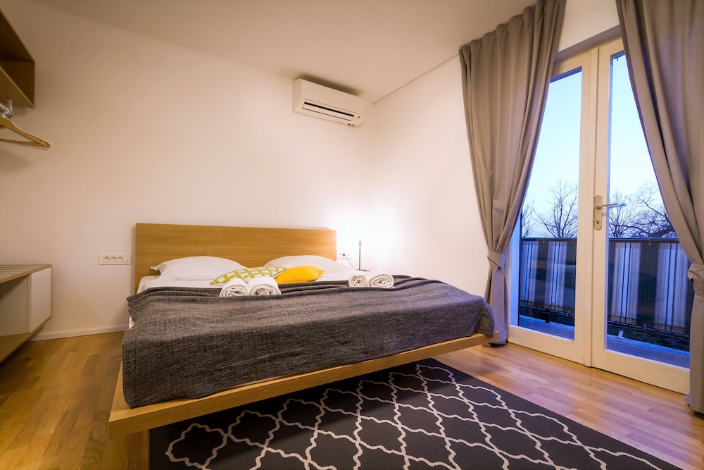 Design Apartment, 1 King Bed, Kitchenette, Garden View photo 3
