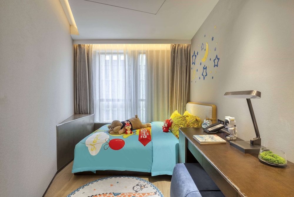 Family Suite, Non Smoking (1 King Bed and 1 Twin Bed) - Photo 4