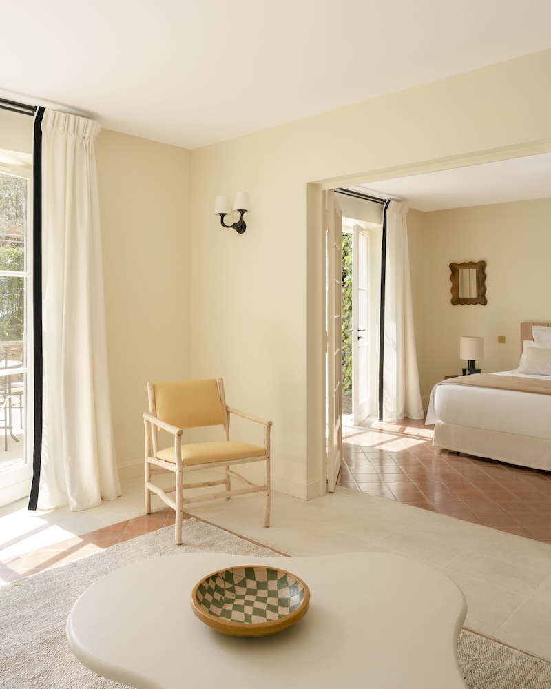 Suite - Photo 13