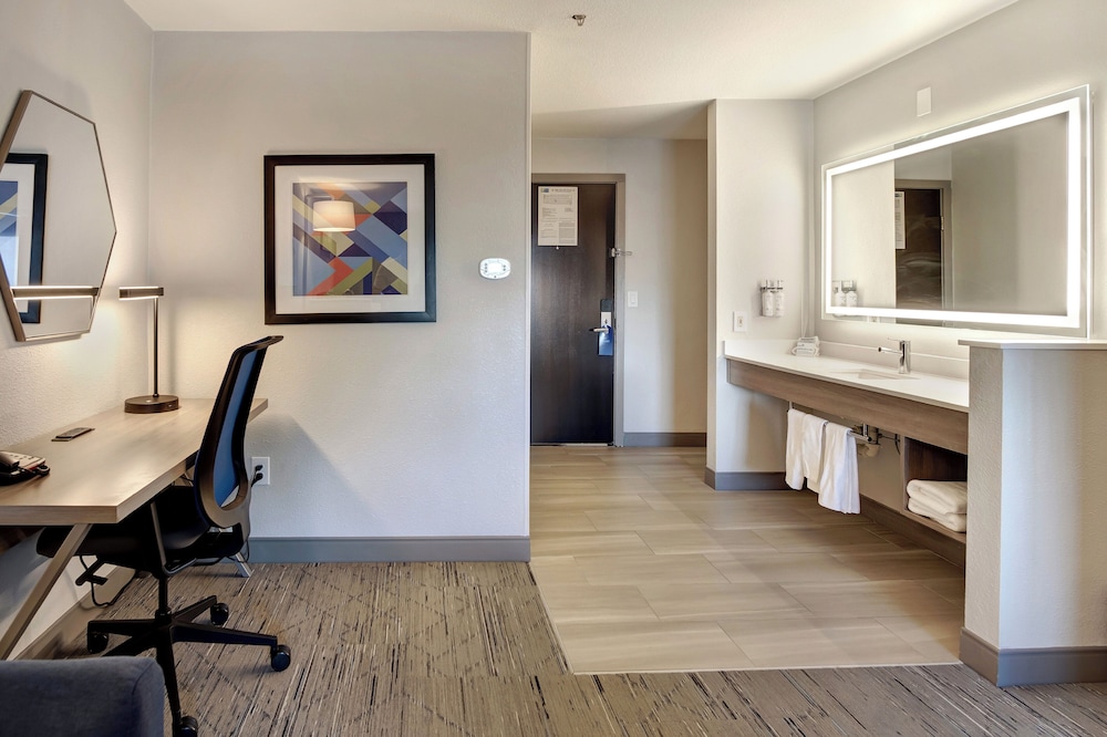 Suite, 1 Bedroom - Photo 1