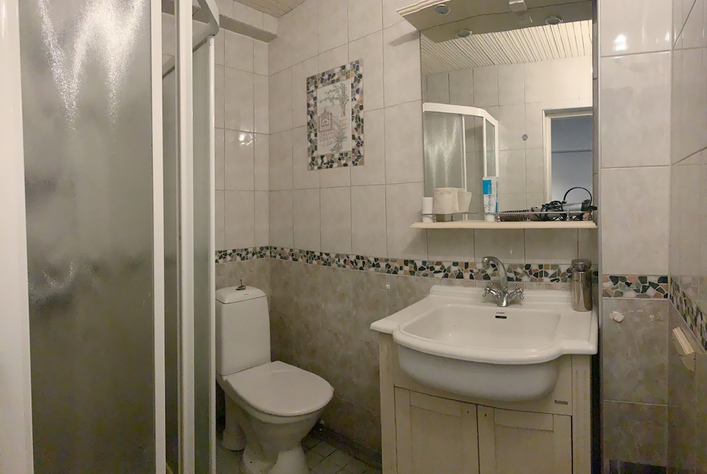Shared Dormitory, Shared Bathroom photo 2