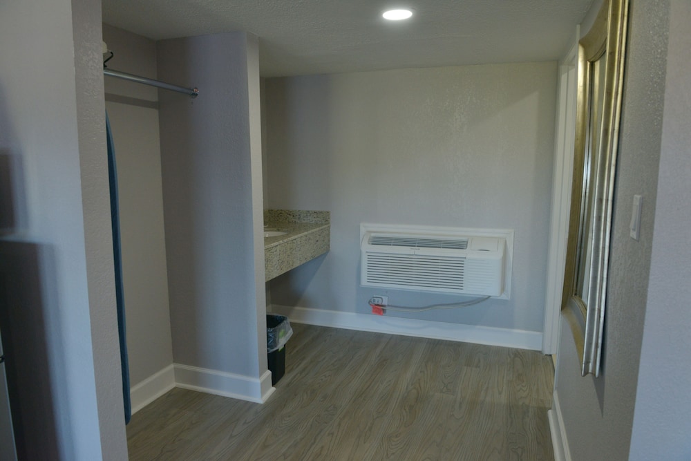 Room, 2 Queen Beds, Non Smoking - Photo 3