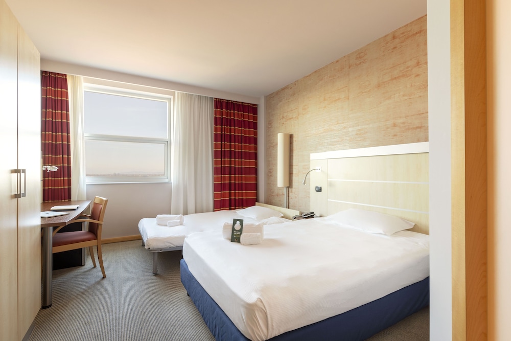 Standard Twin Room, Mobility Accessible, Non Smoking - Photo 2
