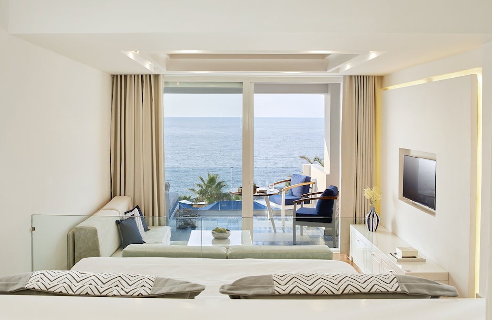 Island Suite with Sea View - Photo 1