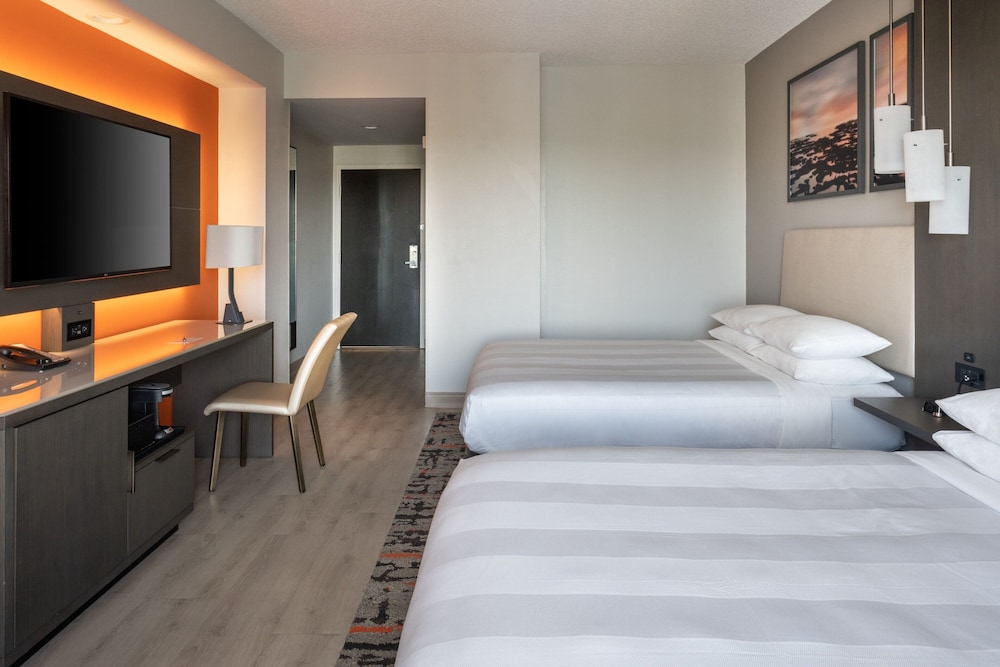 Club Room, 2 Queen Beds - Photo 8