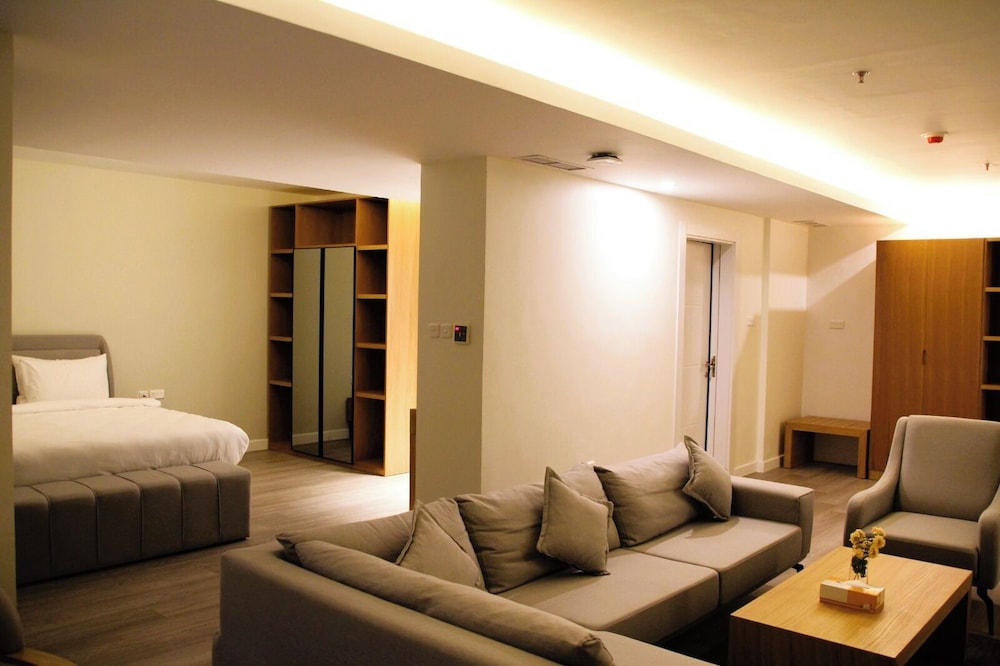 Executive Suite - Photo 1