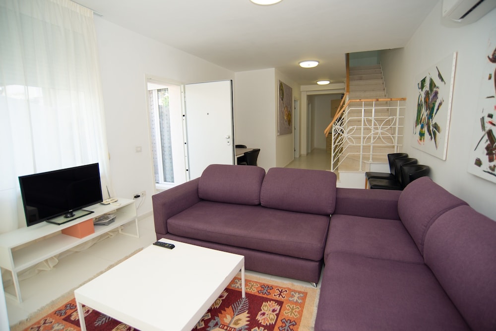 Duplex, 3 Bedrooms, 2 Bathrooms