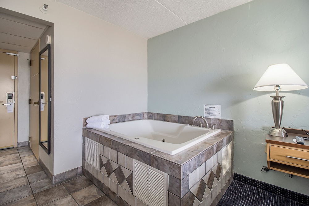 Standard Room, 1 King Bed, Hot Tub photo 3