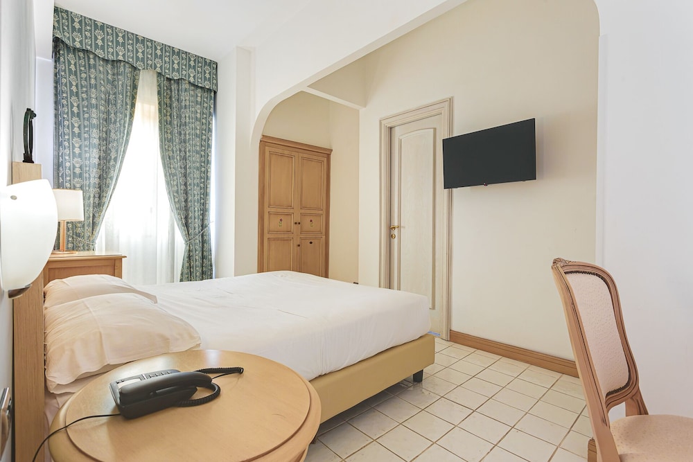 Economy Double Room Single Use - Photo 3