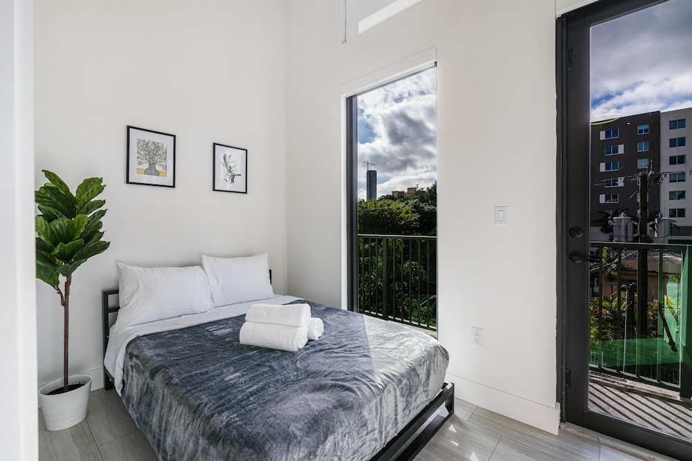 Basic Studio, Balcony, City View photo 2