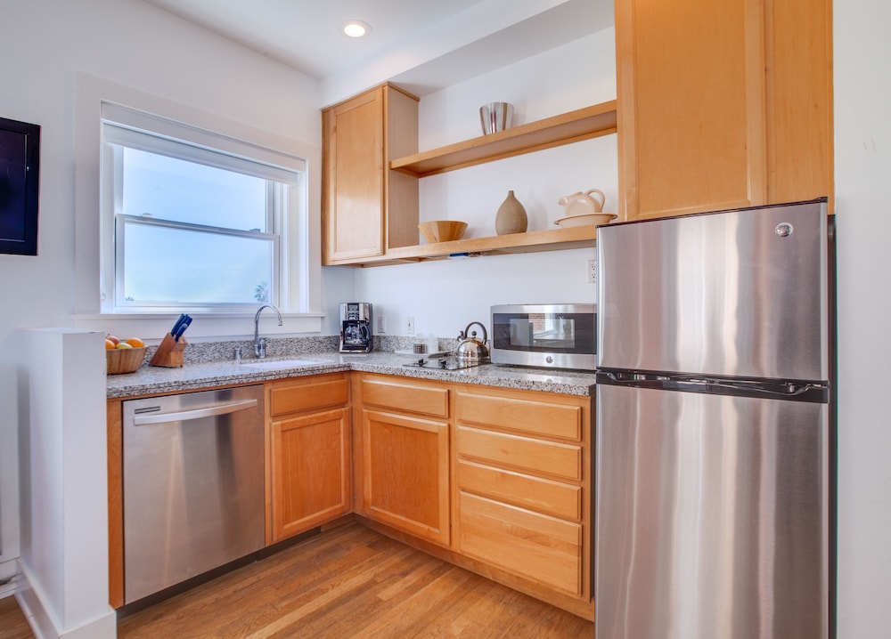 One Bedroom Suite, Street view