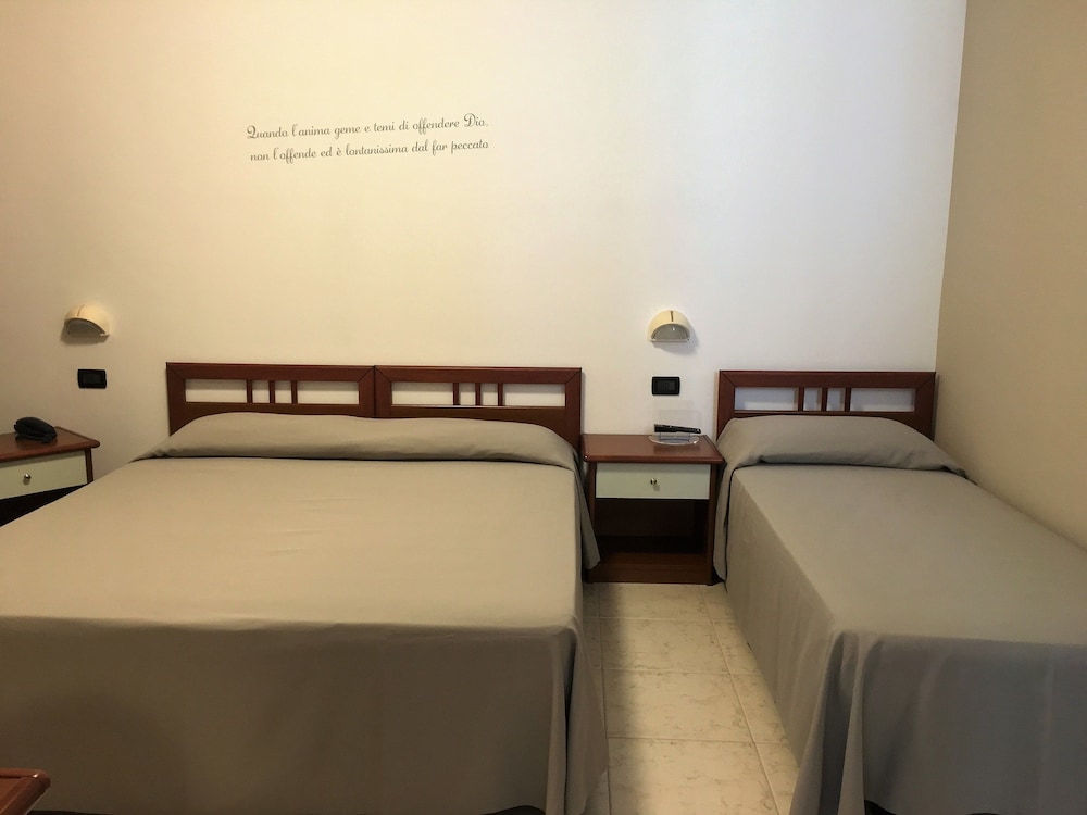 Double Room (with Extra Bed) photo 2