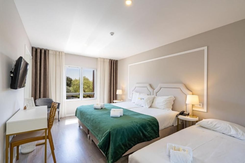Basic Triple Room, City View