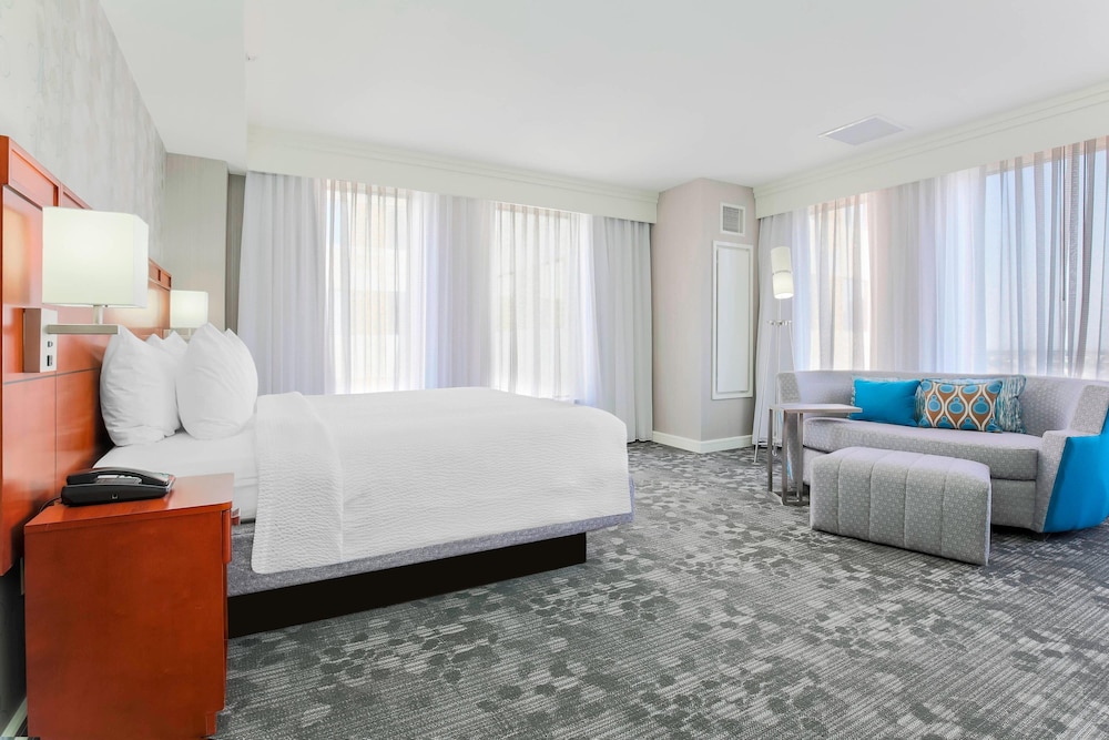 Suite, 1 Bedroom - Photo 2