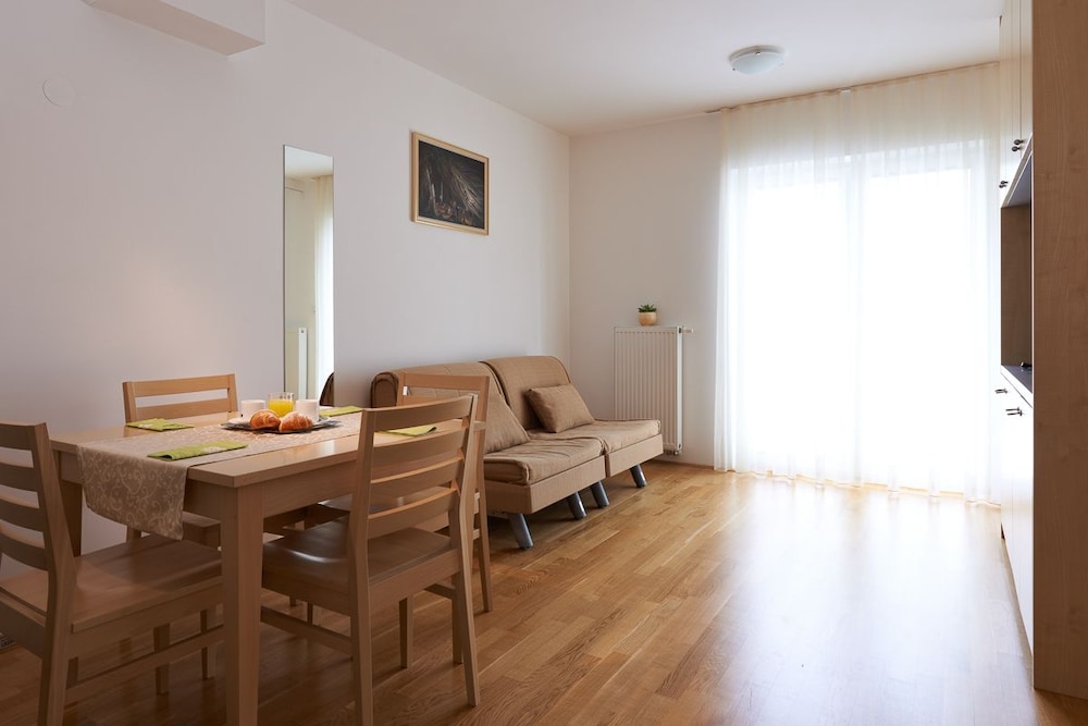 One-Bedroom Apartment - Photo 2