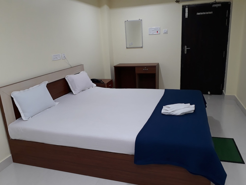 Deluxe Room - Photo 12