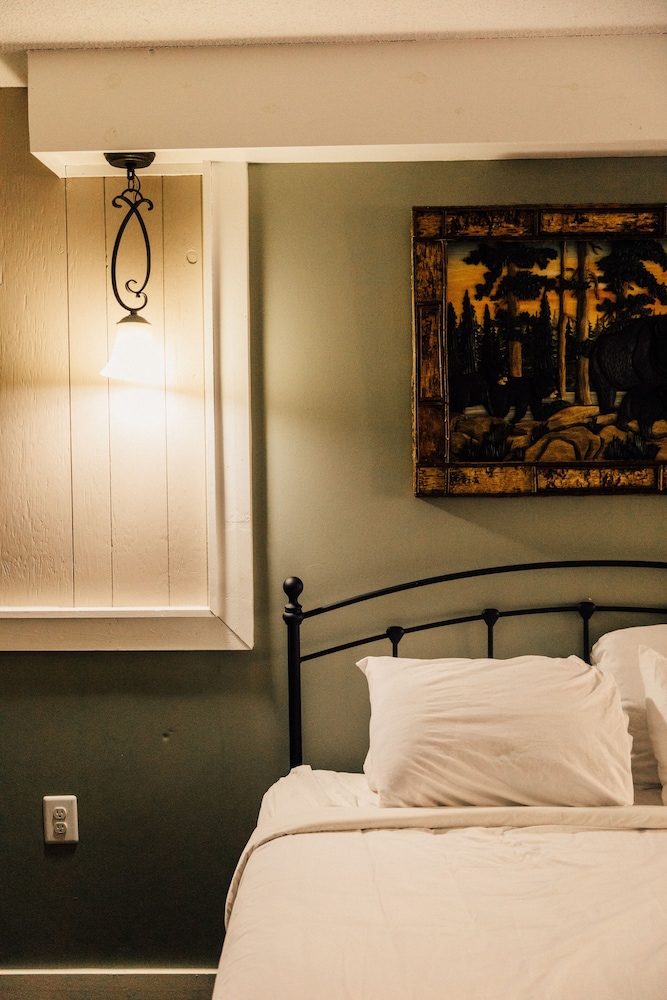 Riverside Deluxe 2-Queen Beds with Fireplace photo 3