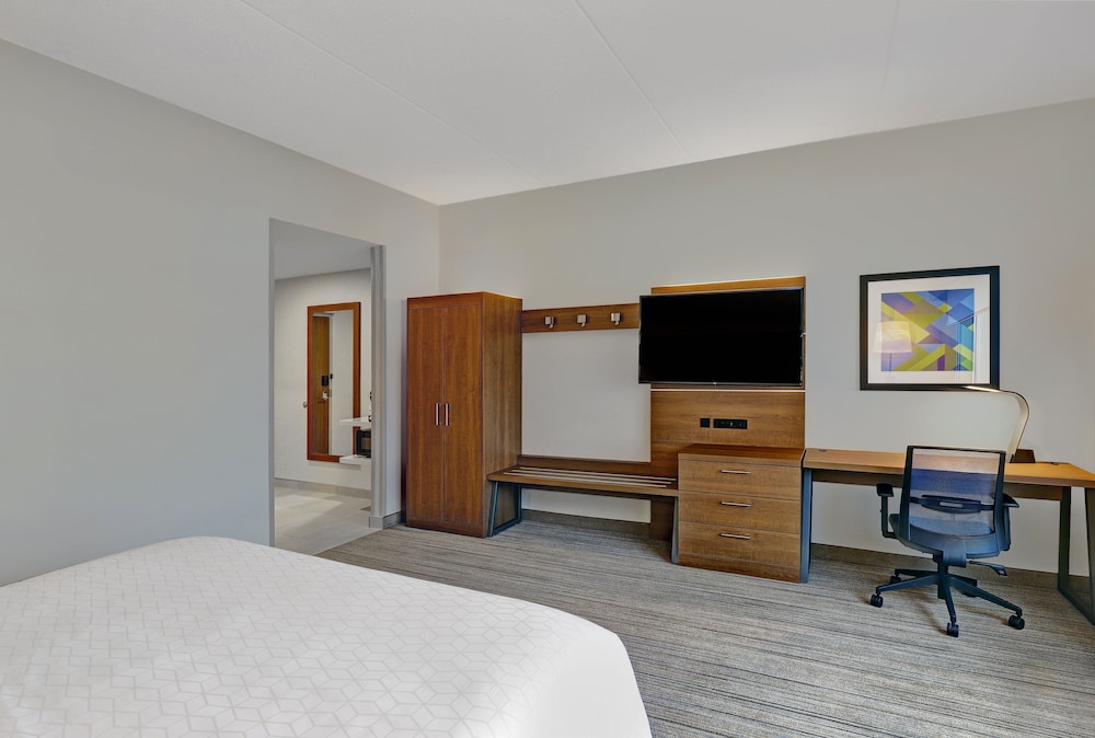 Suite, 1 King Bed, Accessible (Communications) - Photo 2