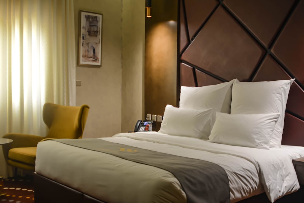 Royal Room - Photo 1
