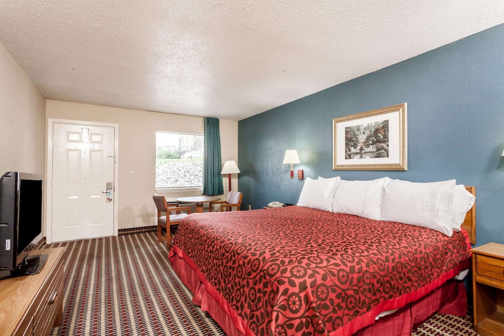 Room, 1 King Bed, Accessible, Non Smoking (Mobility, Tub w/ Grab Bars) - Photo 1