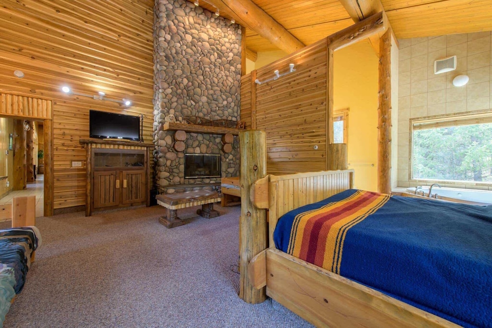 House, Multiple Beds, Patio, Mountain View (Therriault Pass Sanctuary) photo 3