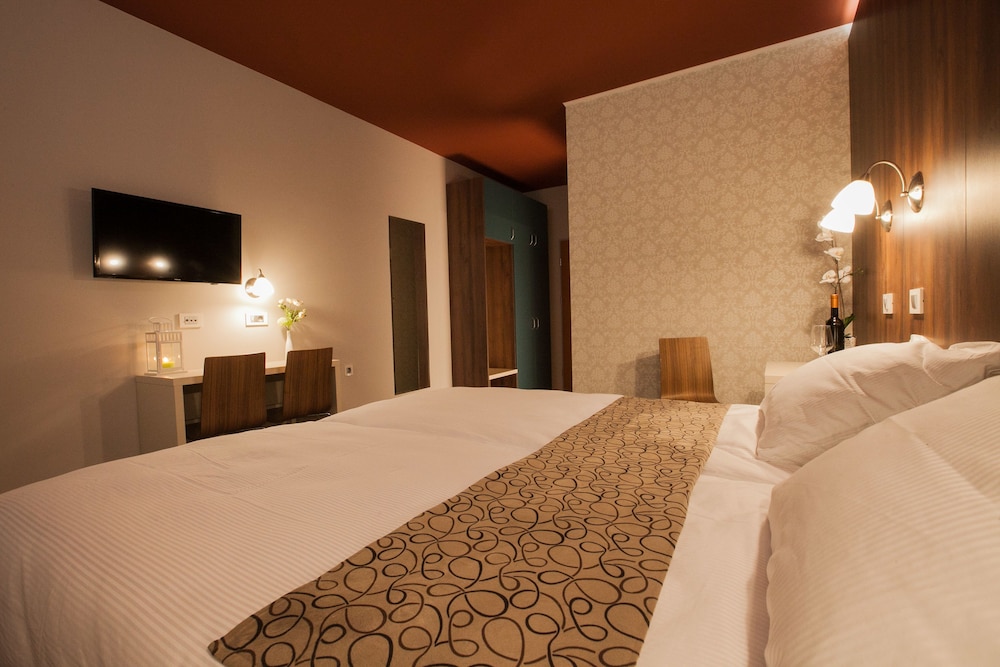 Double Room - Photo 7