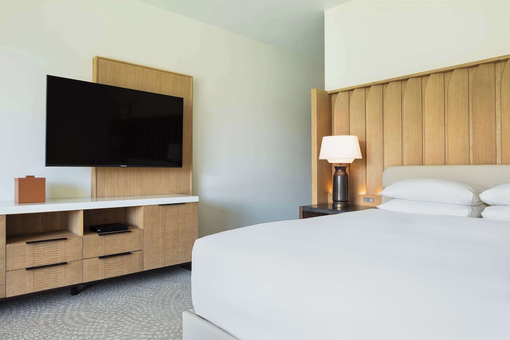 Grand Room, 1 King Bed (Palace, Garden Lanai)