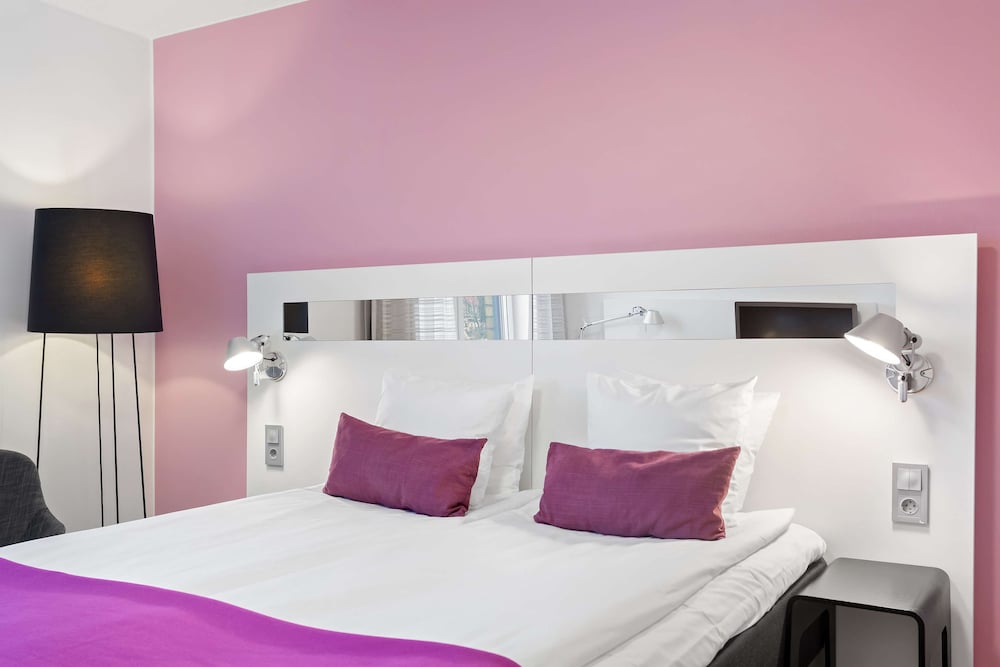 Standard Room, 1 Queen Bed, Non Smoking - Photo 3