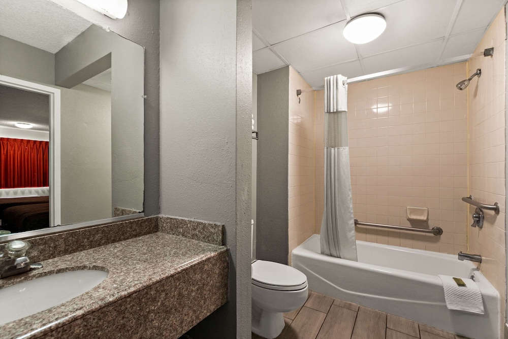 Standard Room, 2 Double Beds, Smoking - Photo 7