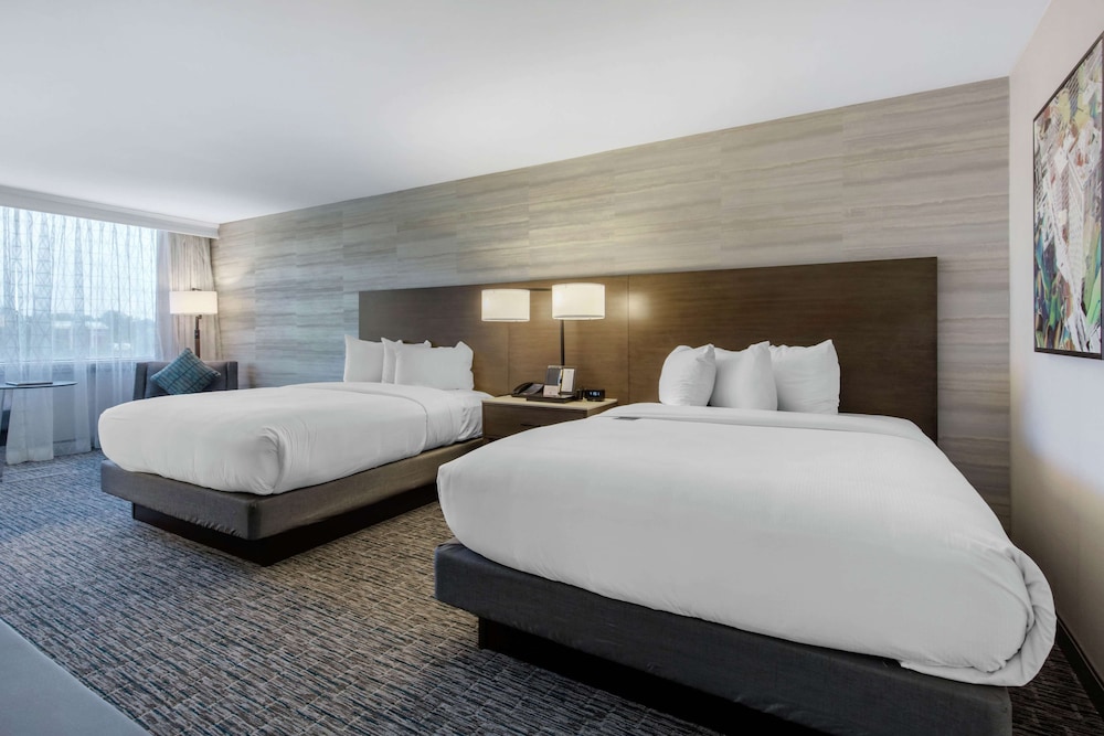 Room, 2 Queen Beds, Accessible (Mobility & Hearing, Roll-In Shower) - Photo 1