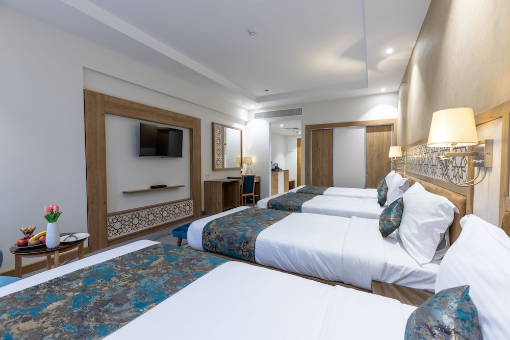 Deluxe Quadruple Room - Photo 1