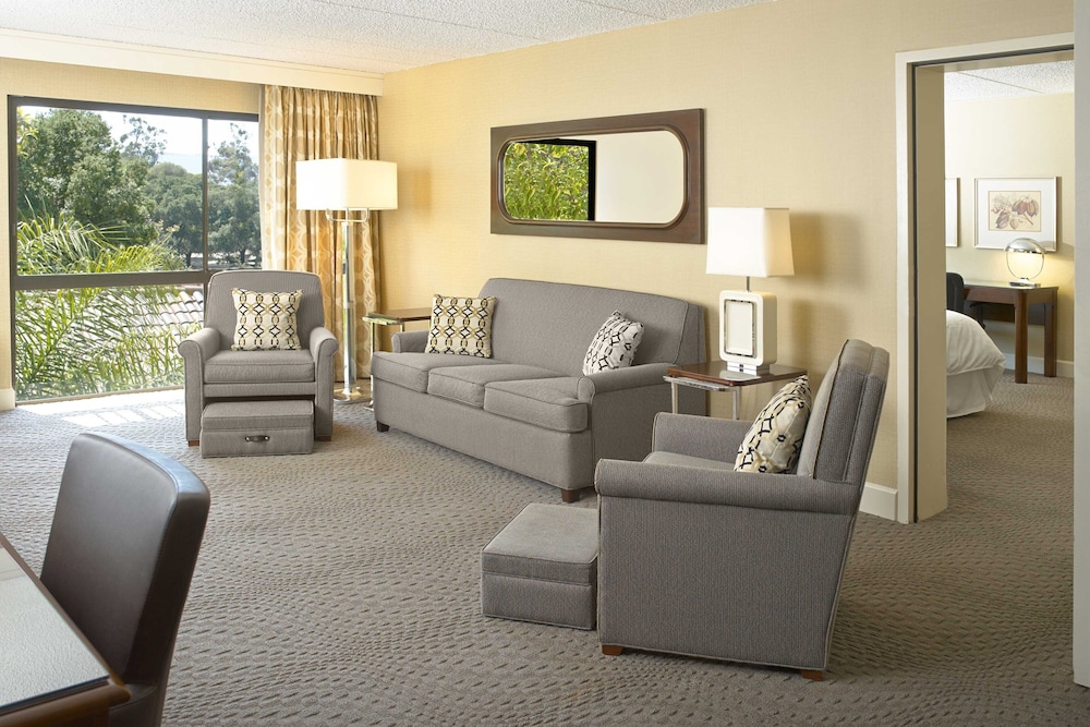 Suite, 1 Bedroom (1 King, Sofa bed, Living/Sitting area) - Photo 4
