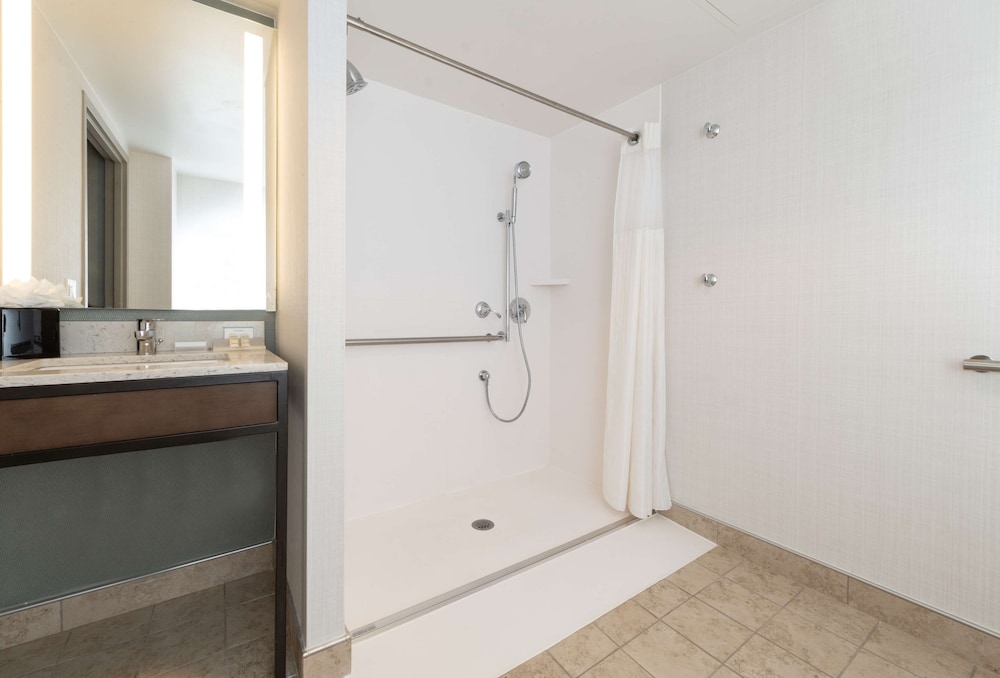 Suite, 1 Bedroom, Accessible (Mobility, Roll-in Shower) - Photo 4