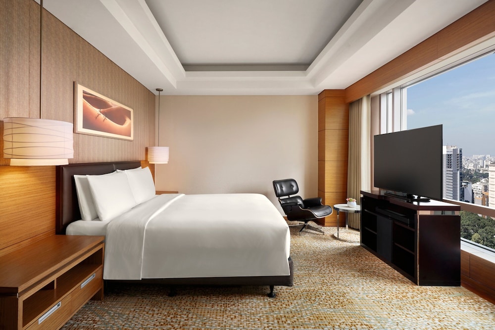 Deluxe Room, 1 King Bed, Corner photo 3