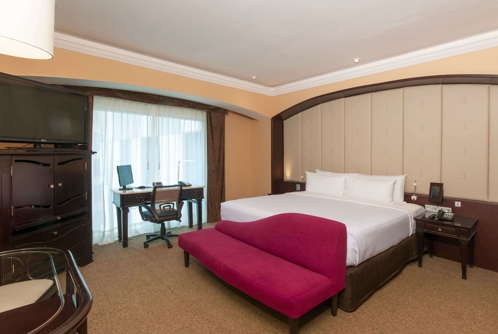 Executive Room, 1 King Bed, Non Smoking (Executive Level) - Photo 4