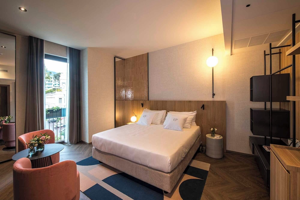 Deluxe Triple Room, City View