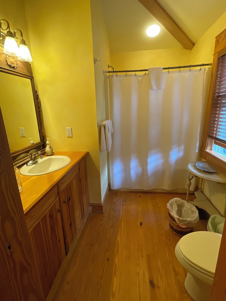Deluxe Room, 1 Queen Bed, Non Smoking photo 2