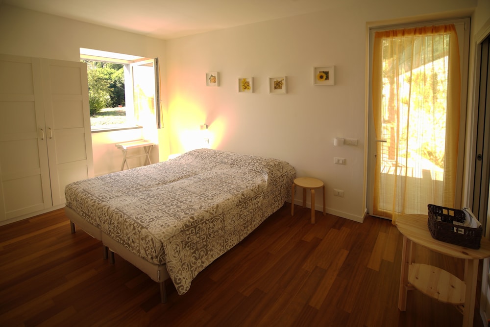 Double Or Twin Room, Hill View (Fiori Gialli)