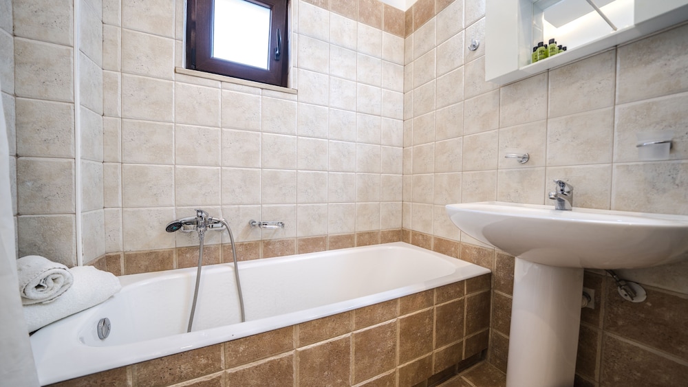Junior Bungalow Suite with Sea View thumbnail 6