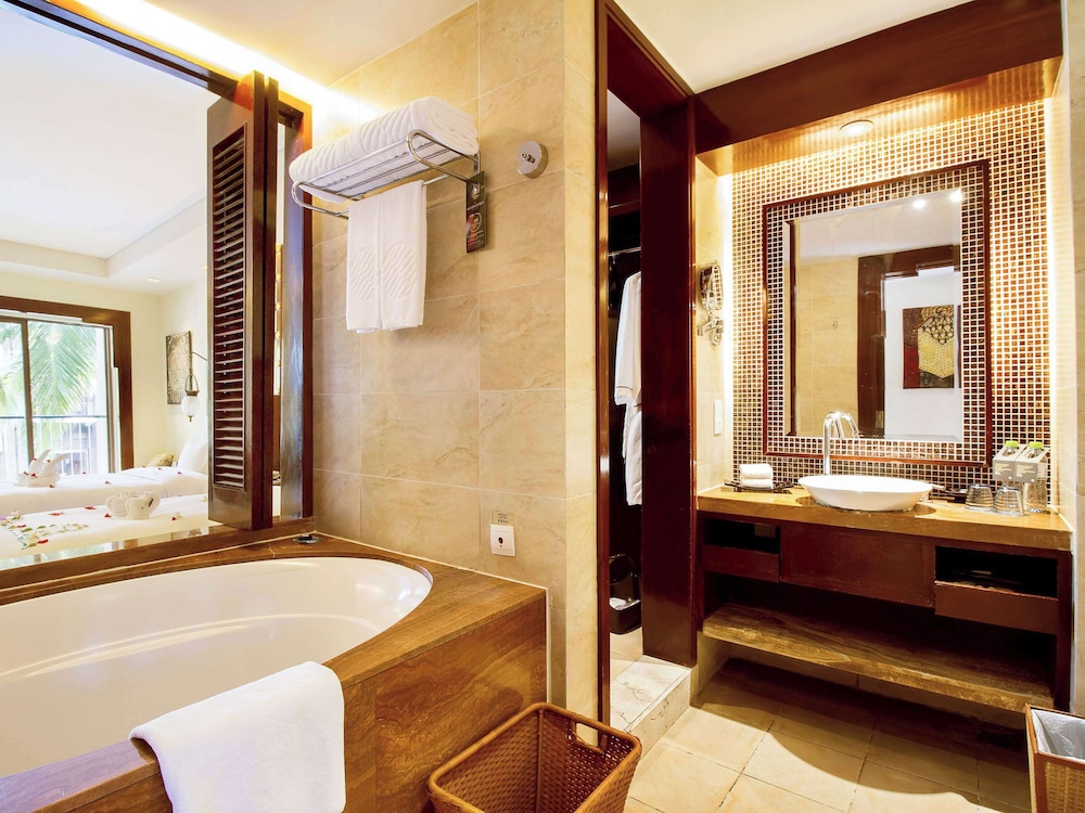 Deluxe Room, 1 King Bed, Pool View - Photo 4