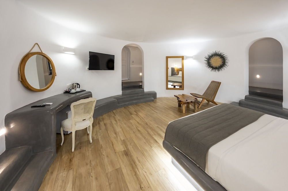 Windmill Deluxe Suite with sharing pool - Photo 5