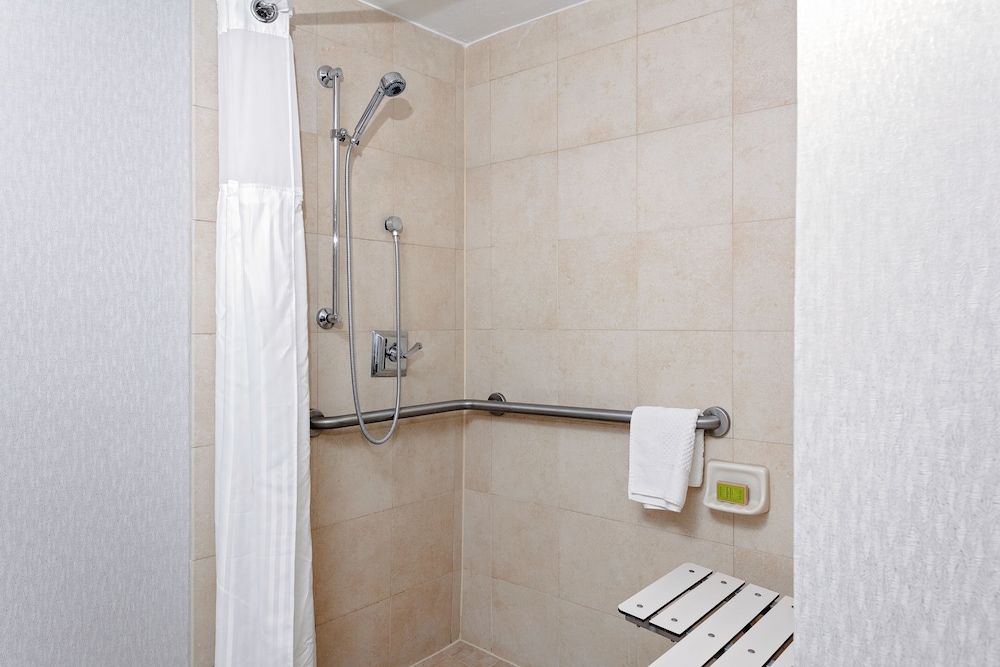 Two Queen Beds, Non-Smoking, Roll In Shower - Photo 3