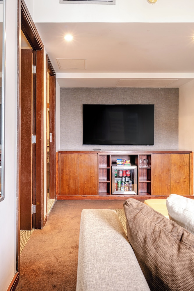 Junior Suite, 1 King Bed - Photo 8