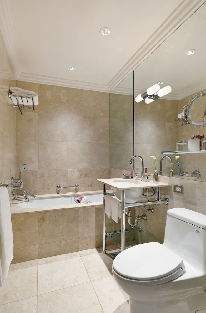 Premier Suite, City View thumbnail 6