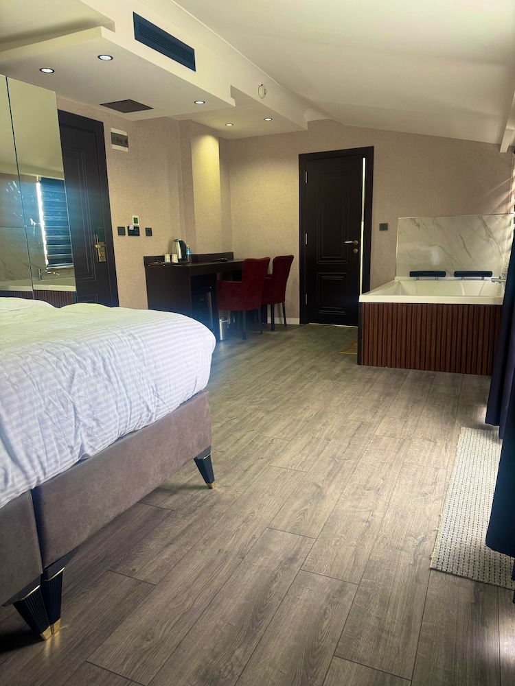 Romantic Studio Suite photo 2