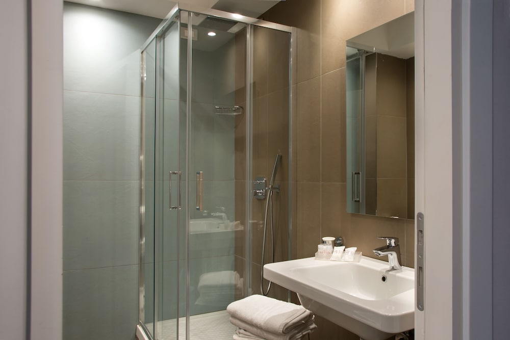 Quadruple Room, Pool View - Photo 5