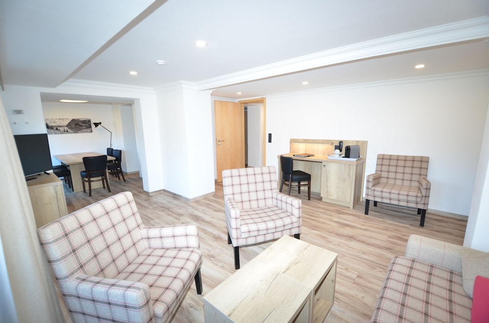 Grand Apartment, 3 Bedrooms, Balcony, Mountain View photo 1