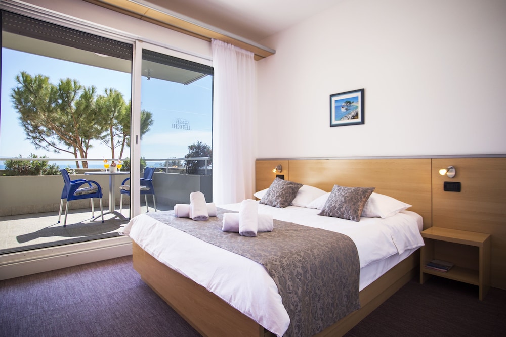 Deluxe Double Room, 1 Queen Bed, Balcony - Photo 1
